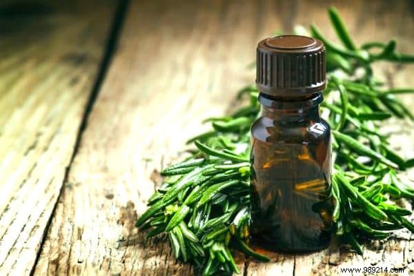 The 6 Best Essential Oils to ALWAYS Have in Your Pharmacy. 