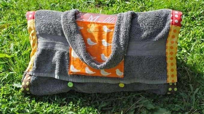 This Bag Converts Into A Beach Towel With Integrated Cushion! Check out the tutorial here. 