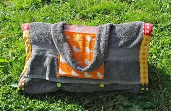 This Bag Converts Into A Beach Towel With Integrated Cushion! Check out the tutorial here. 