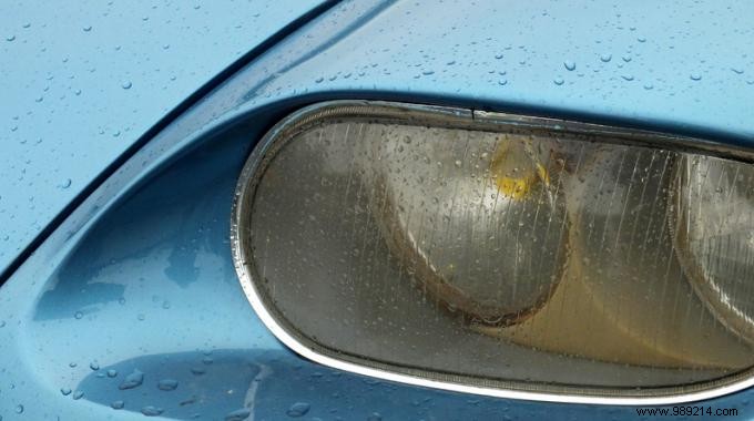 Easily Clean Your Car s Headlights With Bicarbonate. 