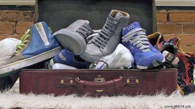 The trick to stop damaging your shoes in the suitcase. 