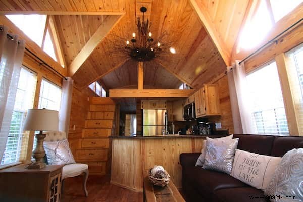 This House on Wheels Is Equipped With All Comforts and Can Sleep 6 People! 