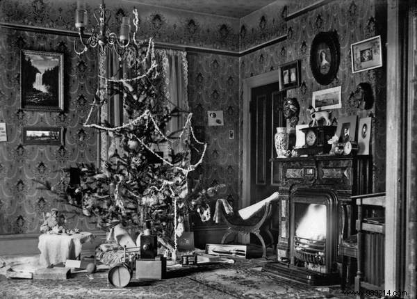 This is what Christmas trees looked like 100 years ago (12 photos). 