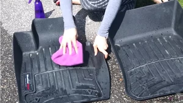 The Best Way To Clean Rubber Car Mats. 