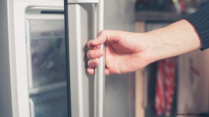 The Tip To Check The Sealing Of Your Freezer Easily. 