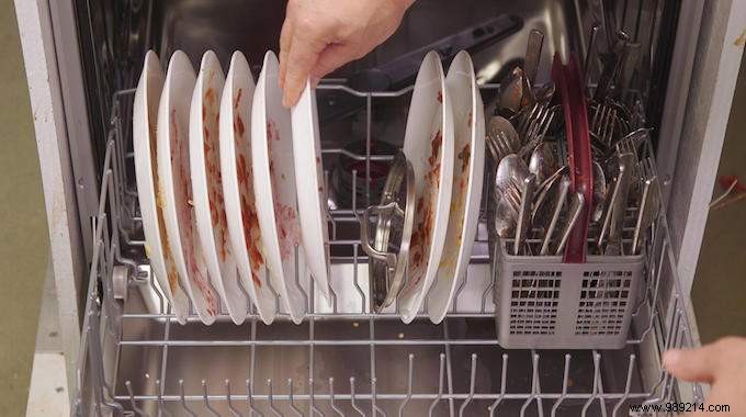Should You Use a Dishwasher or Do the Dishes by Hand? 