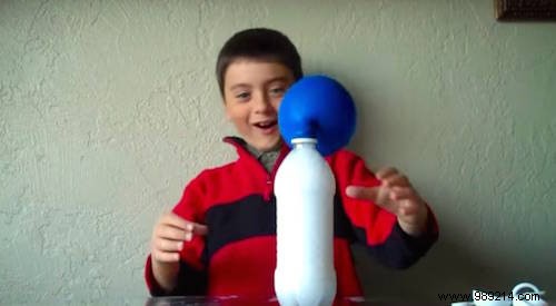The Magic Trick to Inflate a Balloon with Bicarbonate. Incredible ! 