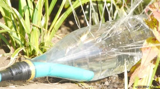 How to Make a Garden Watering Can With a Simple Plastic Bottle (Video). 