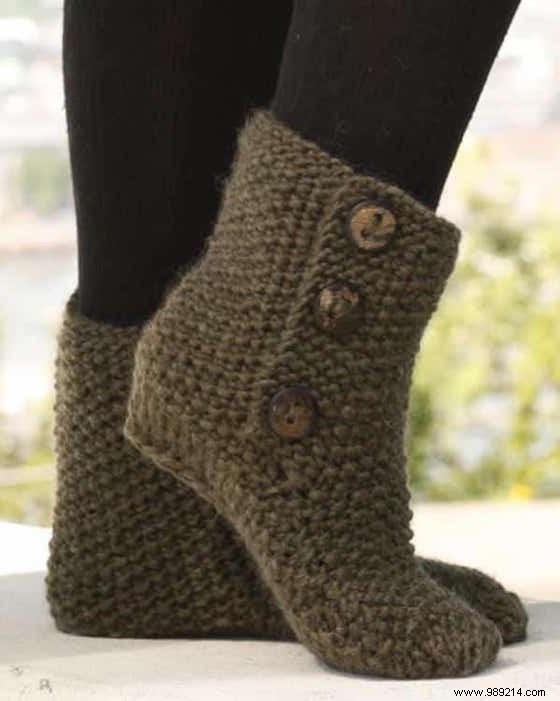 6 Free Patterns To Make SUPER Cozy Bootie Slippers. 