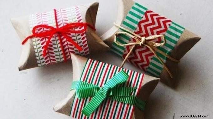 How to Make a Great Gift Wrap with a Roll of Toilet Paper. 
