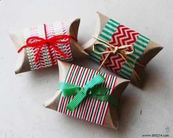 How to Make a Great Gift Wrap with a Roll of Toilet Paper. 
