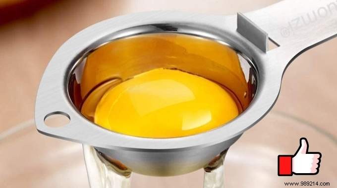The Magic Trick To Separate Egg Yolk From White In 5 Seconds. 