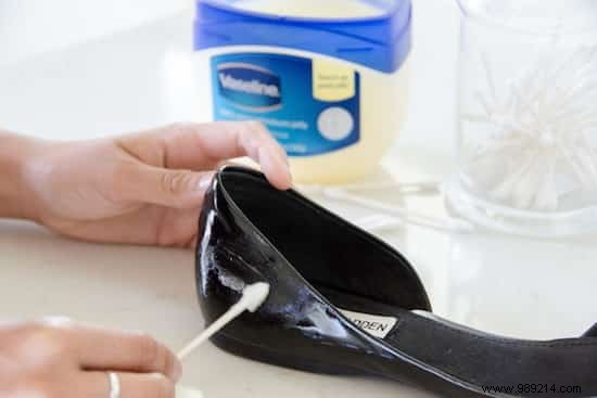 Shoes Too Small? 12 Tricks To Enlarge Them EASILY. 
