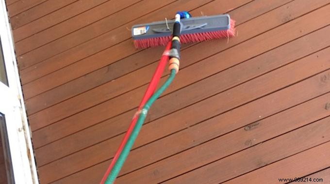 The Easiest Tip for Cleaning a Wooden Deck. 