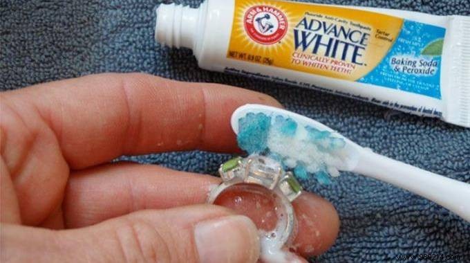 An Original and Inexpensive Tip for Cleaning Silver Jewelry. 
