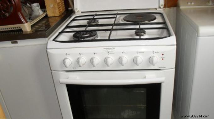 How to clean your stove with baking soda? 