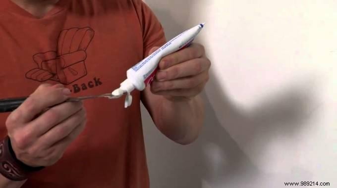 How to Use Toothpaste to Fill Holes in a White Wall. 
