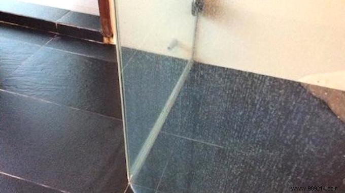 Water Stains on the Shower Glass:the Tip to Make Them Disappear. 