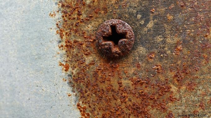 Trick to easily unscrew a rusty screw. 
