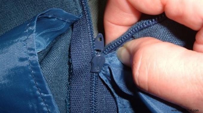 Zipper Stuck? 3 Tips To Unblock It Without Breaking It. 