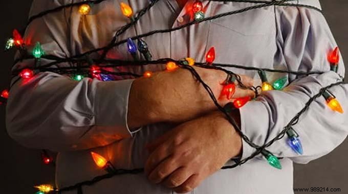 The Easy Trick to Never Tangle Your Christmas Garlands Again. 