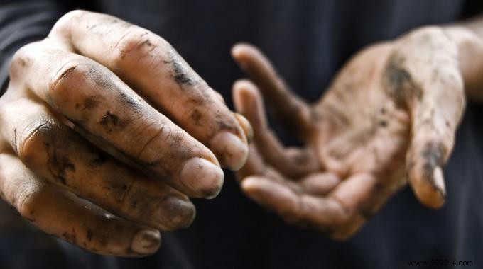 The Amazing Trick to Remove Sludge from Hands. 