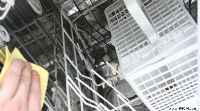 Limescale in the dishwasher? An Effective Trick To Eliminate It. 
