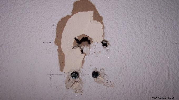 THE Trick That Works For Screwing Drywall Cleanly. 