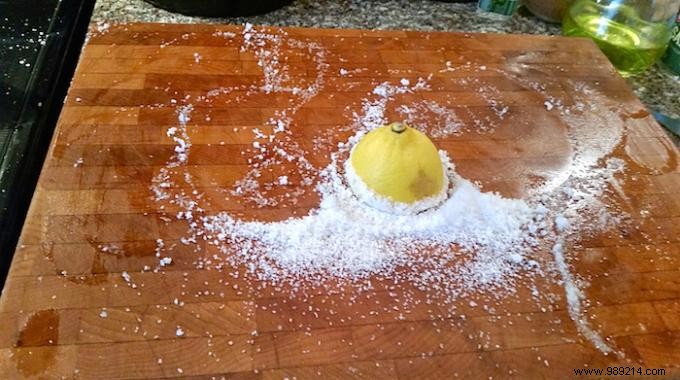 How to Naturally Clean Your Cutting Board. 
