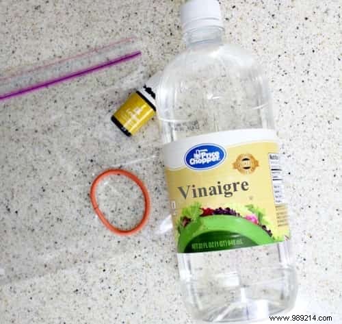 Quick and Easy:How to Clean a Shower Head With White Vinegar. 