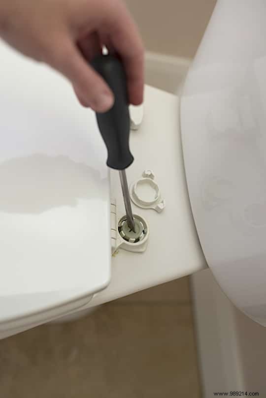How To Clean Pee Splatters On The Toilet Bowl Easily. 