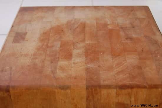 How to Clean and Maintain a Wooden Cutting Board Easily. 
