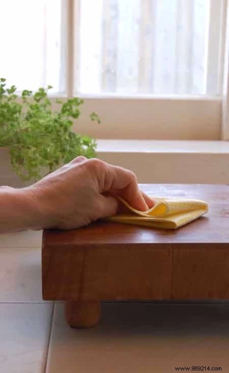 How to Clean and Maintain a Wooden Cutting Board Easily. 
