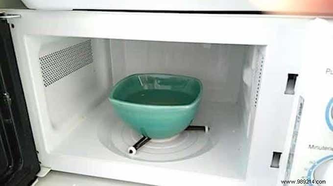 2 Simple and Effective Methods To Clean Your Microwave Effortlessly. 