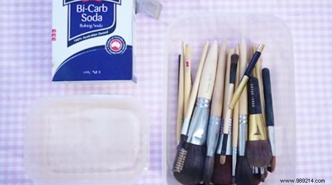 The Magic Trick To Clean Your Makeup Brushes. 