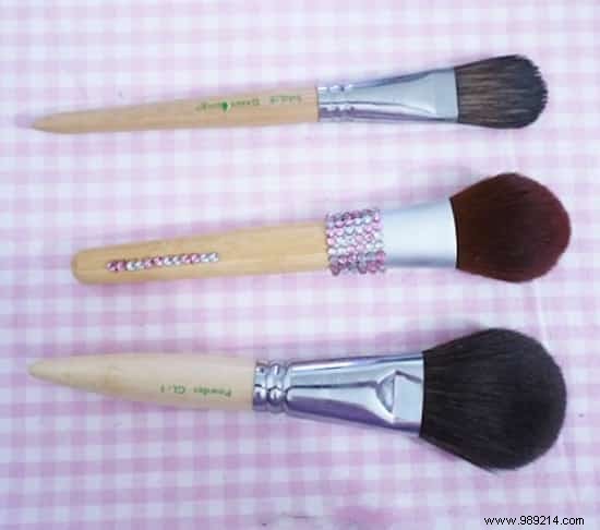 The Magic Trick To Clean Your Makeup Brushes. 
