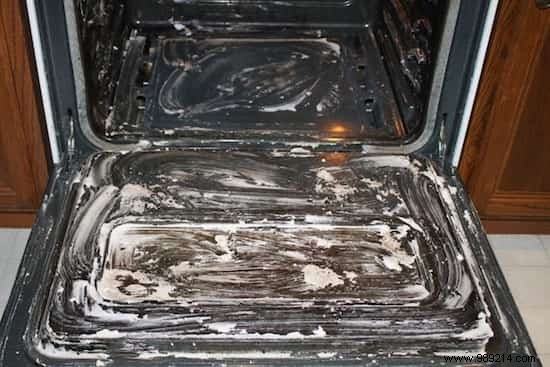 The Magic Trick To Clean An Oven Effortlessly With Baking Soda. 