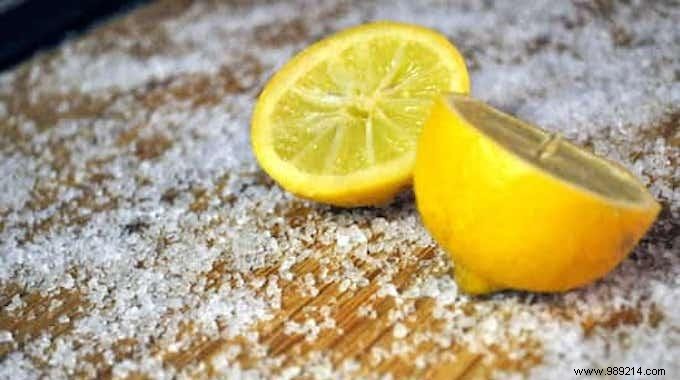 Quick and Easy:How to Clean a Cutting Board with Lemon and Salt. 