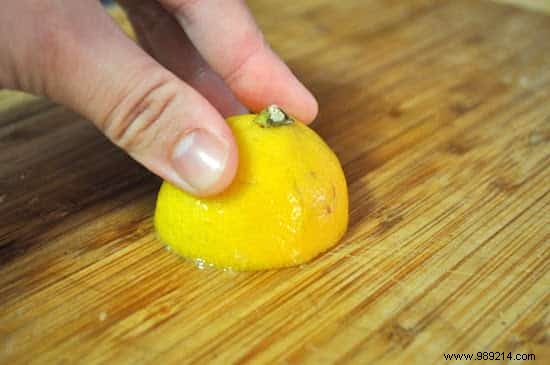 Quick and Easy:How to Clean a Cutting Board with Lemon and Salt. 