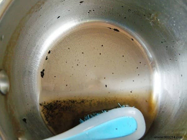 The World s Easiest Trick To Clean A Burnt Pan (Without Scrubbing). 
