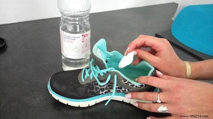 Smelly Sneakers? The Tip To Eradicate Bad Odors With White Vinegar. 
