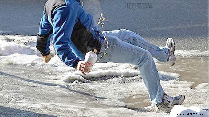 The Tip for Walking on Ice WITHOUT FALLING. 