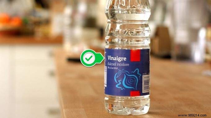 White Vinegar Is A POWERFUL Cleanser. Here are 13 Ways to Use it for a NICKEL Home. 