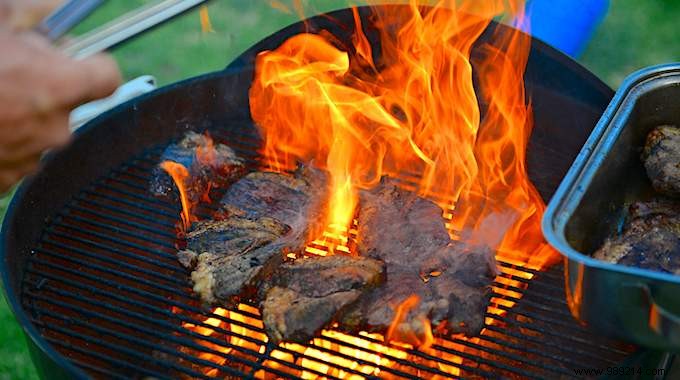 Too Many Flames In The Barbecue? Use Baking Soda To Reduce Them (And Avoid Catastrophic!). 