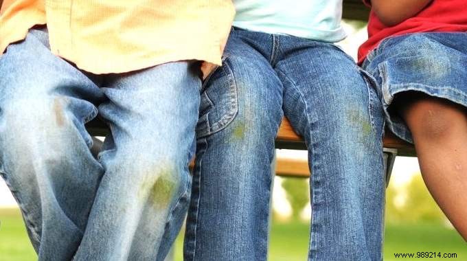 How To Remove Grass Stains Easily With White Vinegar. 