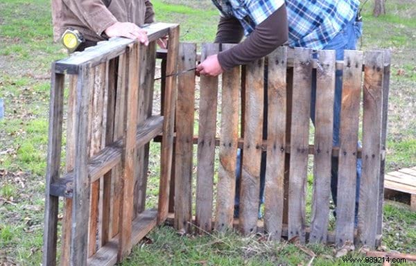 How To Make A Compost Bin With Pallets In 10 Minutes. 