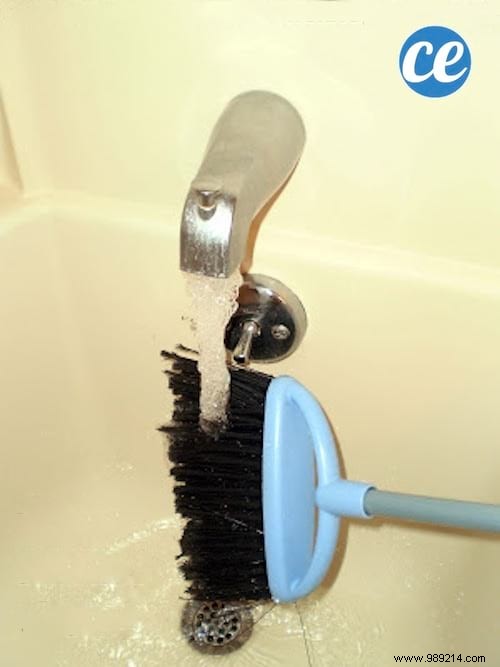 How to Clean Your Broom EASILY With White Vinegar. 