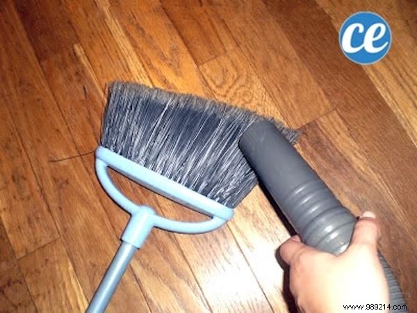 How to Clean Your Broom EASILY With White Vinegar. 