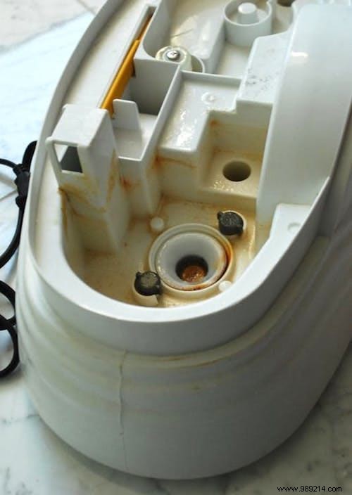 How To Descale And Clean A Humidifier With White Vinegar. 