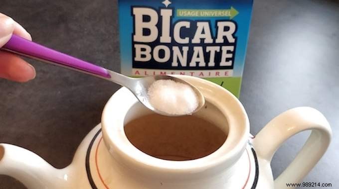 Stained teapot? How To Clean It WITHOUT SCRUB With Bicarbonate. 